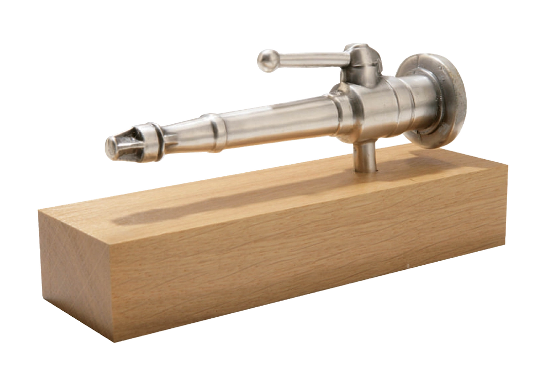 970012 Strahlrohr Metallguss auf Holzsockel.